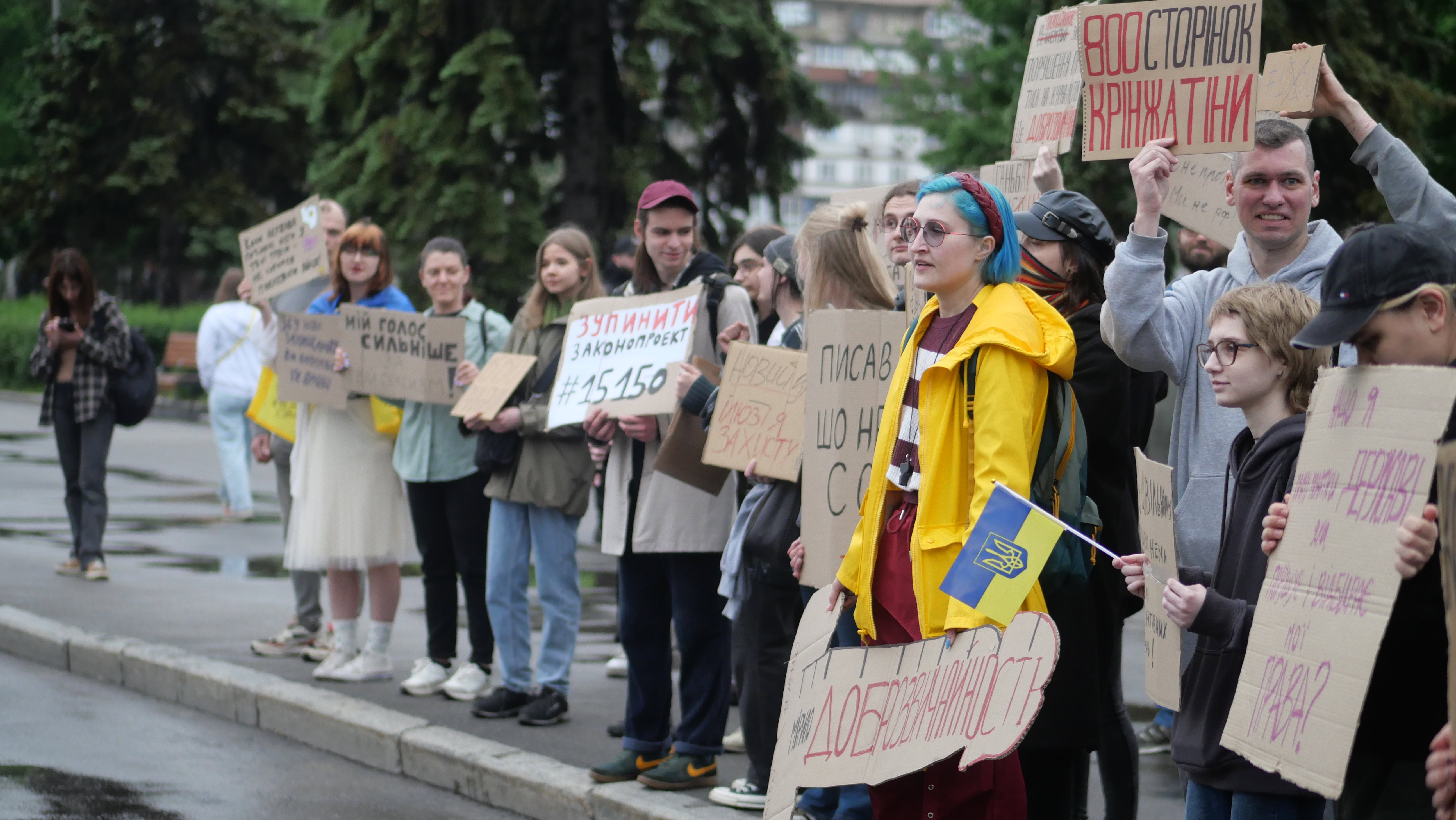 Під дощ та гуркіт тулумбасів: у Запоріжжі вдруге пройшов мітинг проти нового Цивільного кодексу