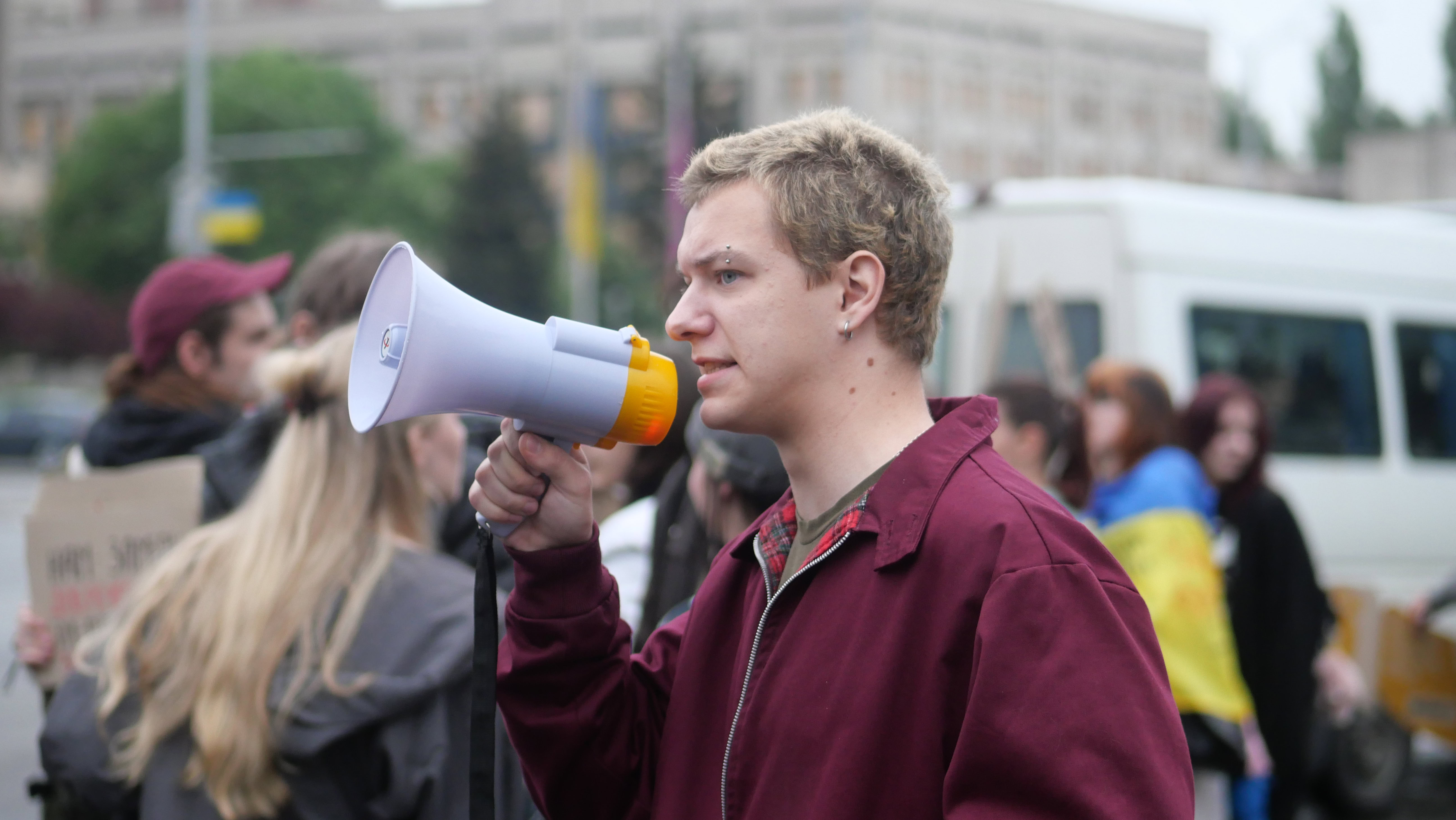 Під дощ та гуркіт тулумбасів: у Запоріжжі вдруге пройшов мітинг проти нового Цивільного кодексу