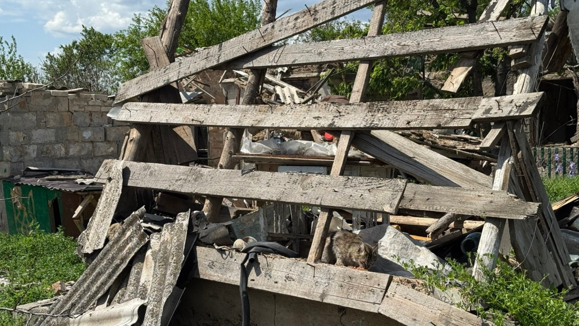 «Тут так тихо було, що до нас переїжджали. А тепер же і сюди летить»: як живе Михайло-Лукашеве