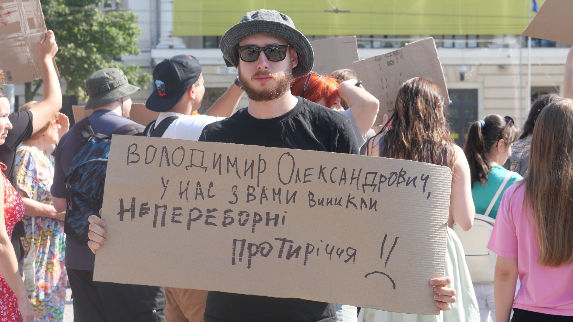 «Чекаємо на роботі завтра!»: у Запоріжжі мітингували проти відставки міністра оборони Михайла Федорова