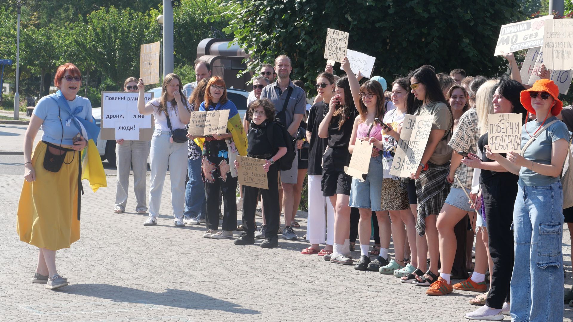 «Чекаємо на роботі завтра!»: у Запоріжжі мітингували проти відставки міністра оборони Михайла Федорова