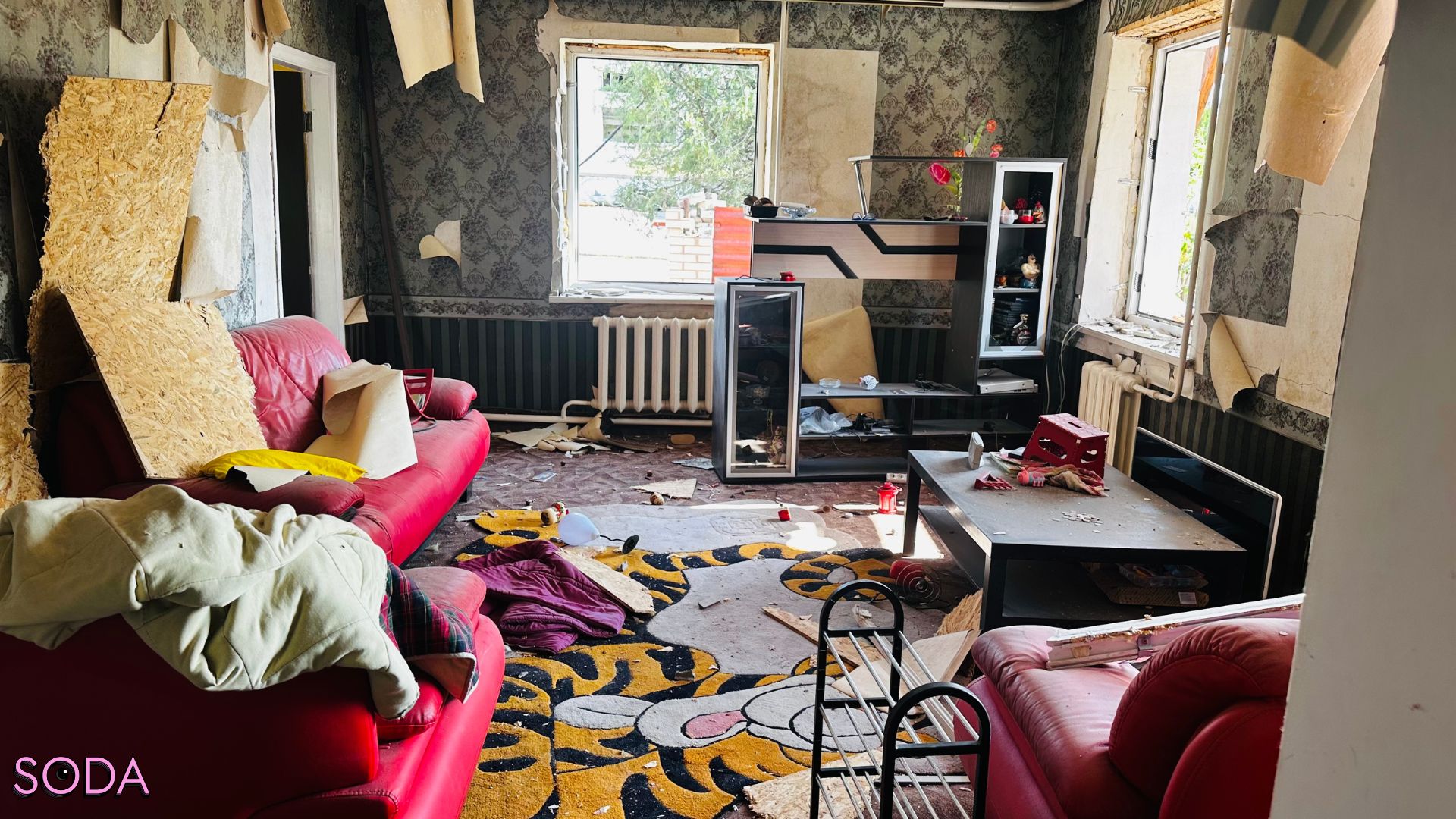 «Їх чекає горе в майбутньому, але що нам з того»: як живуть люди в Мар’ївці без зв’язку під обстрілами
