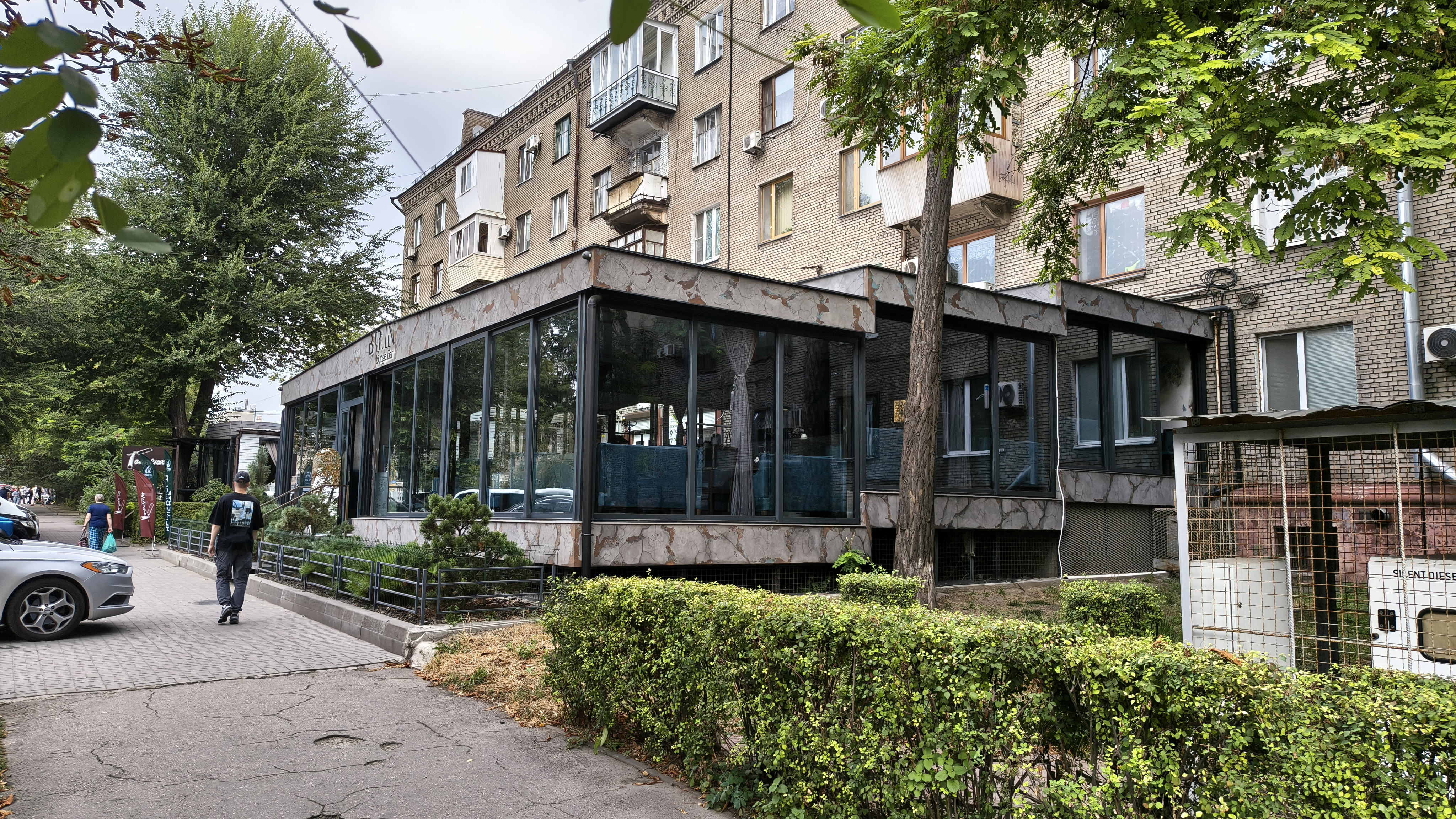 У Запоріжжі поліція перевіряє законність розміщення прибудов ресторанів біля «України»