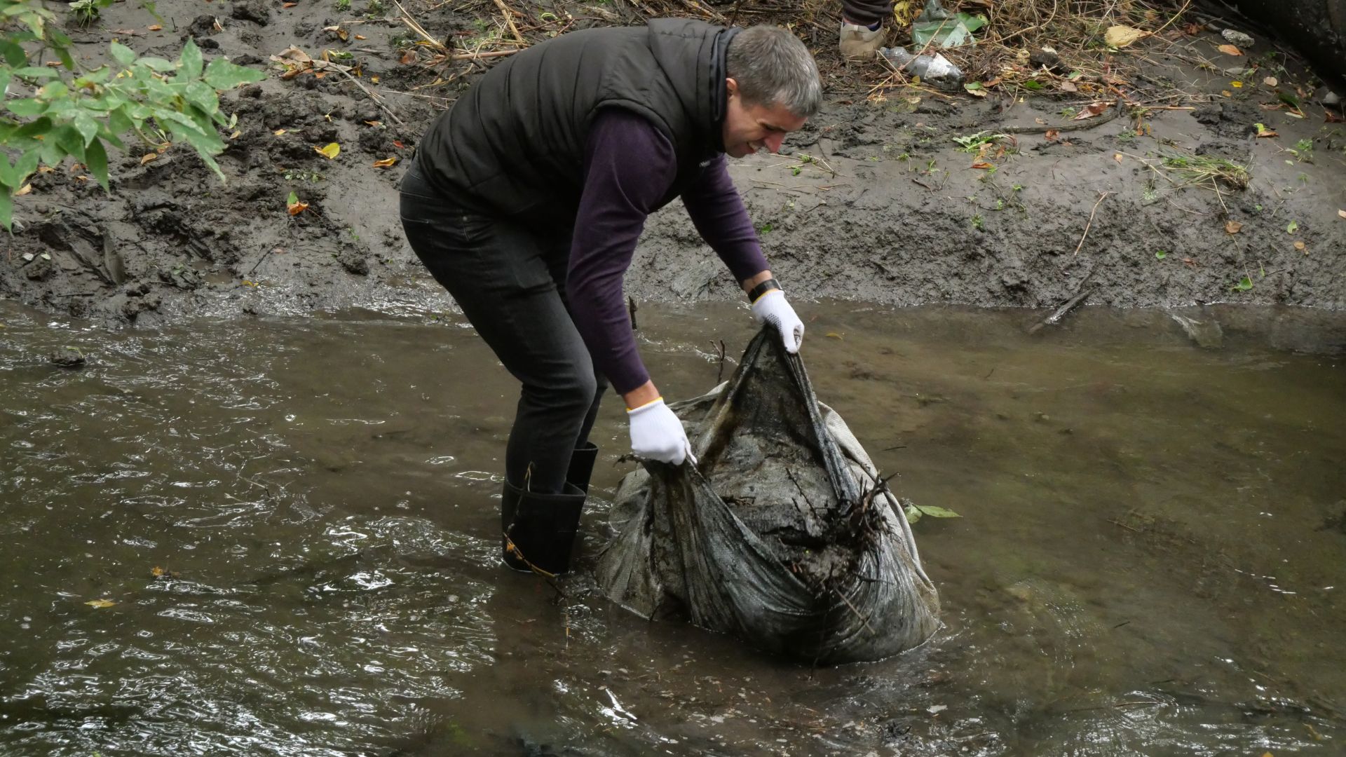 Очистити берег і перевірити воду: у Запоріжжі провели толоку на березі річки Суха