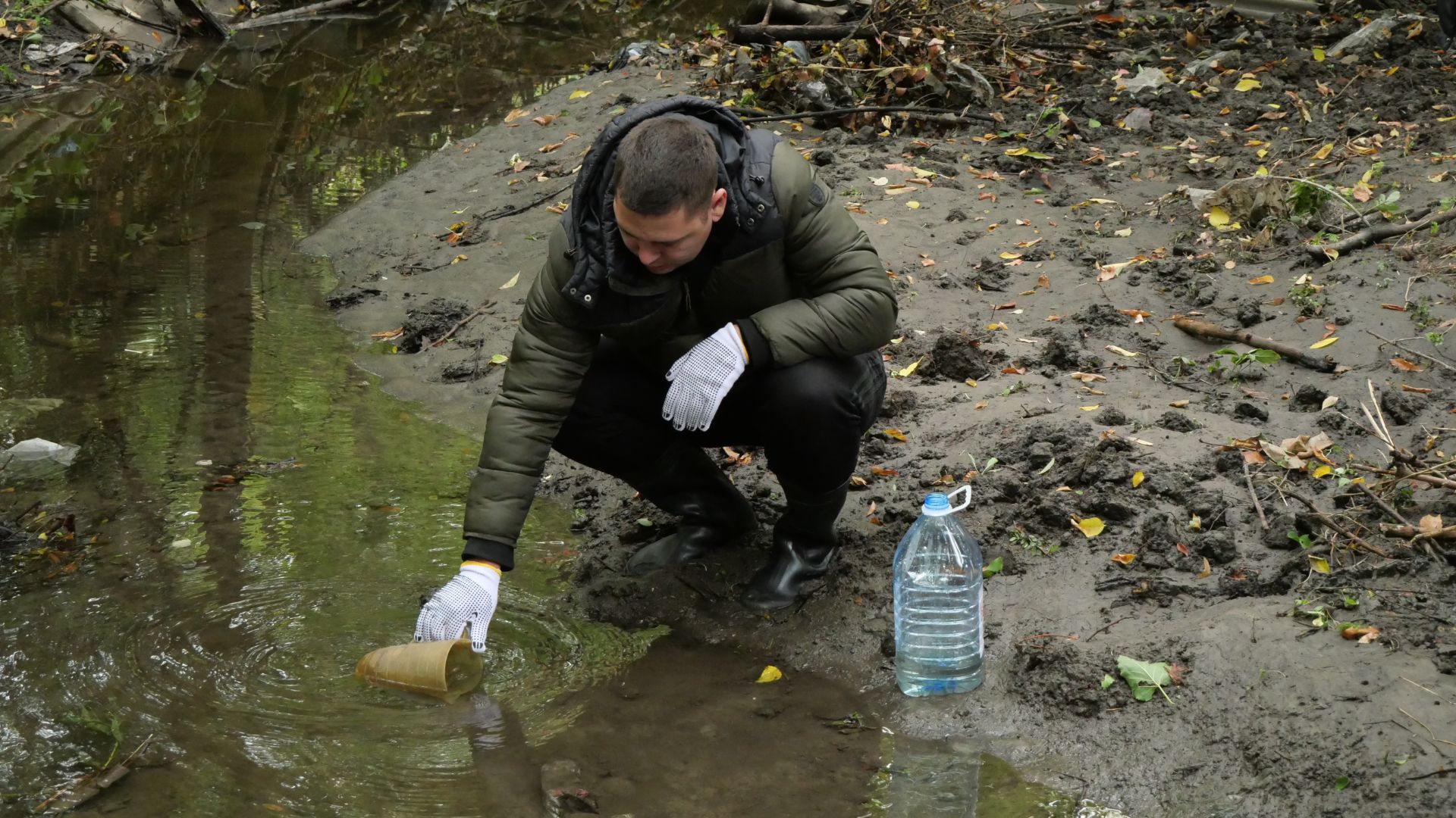 Очистити берег і перевірити воду: у Запоріжжі провели толоку на березі річки Суха